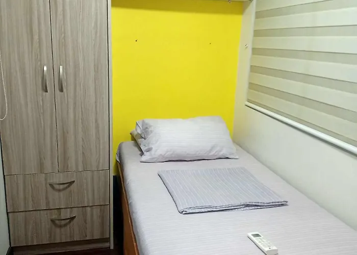 アパート 2 Bedrooms Units Forbes Area 5th Avenue Bgc Center *